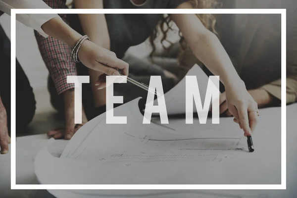 Ontwerpers werken met poster en team — Stockfoto