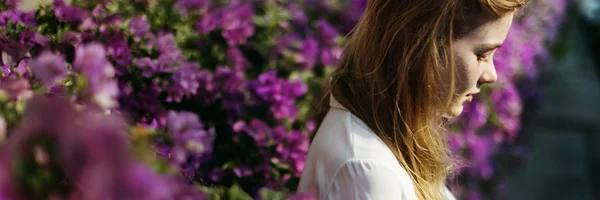 Hermosa chica sonriendo al aire libre —  Fotos de Stock