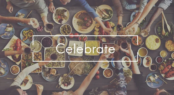 人々 と食べ物と一緒にお祝い — ストック写真