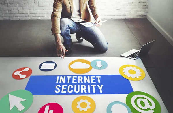 Zakenman die werken met internet security — Stockfoto