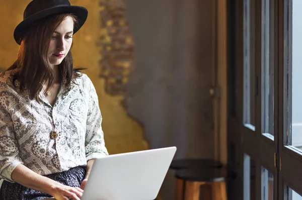 Gyönyörű nő kalapban laptop — Stock Fotó