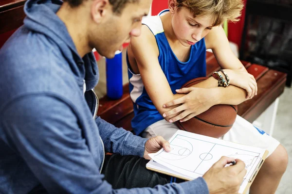 Pallacanestro allenatore e ragazzo — Foto Stock