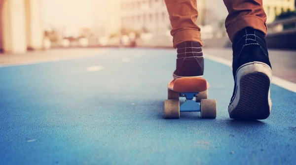 Skateboarder equitação na rua — Fotografia de Stock