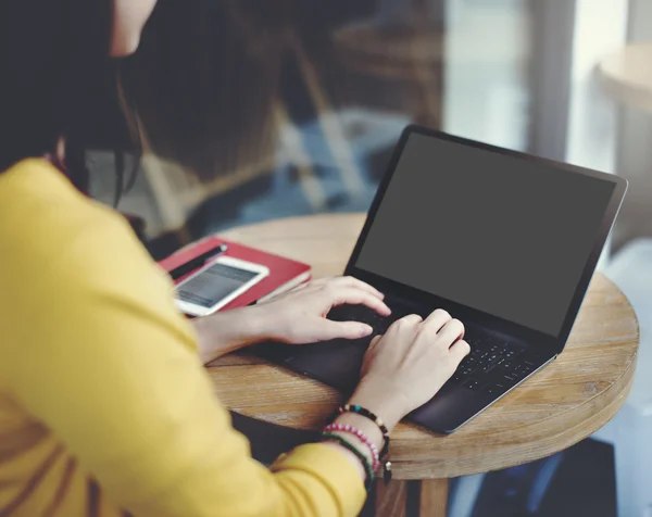 Femme utilisant un ordinateur portable dans le bureau — Photo