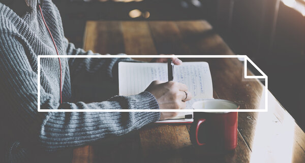 Женщина записывает в дневник 