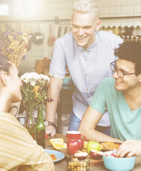 Friends talking at Kitchen table — Stock Photo, Image