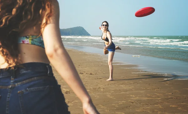 Women playing  Frisbee on Beach — Stock Photo, Image