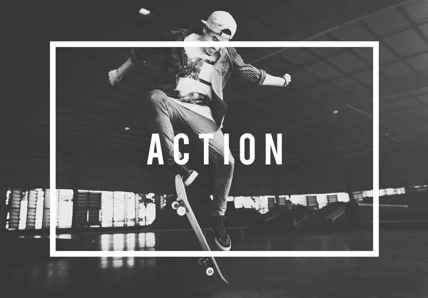 カジュアルな男のスケート ボードとジャンプ — ストック写真