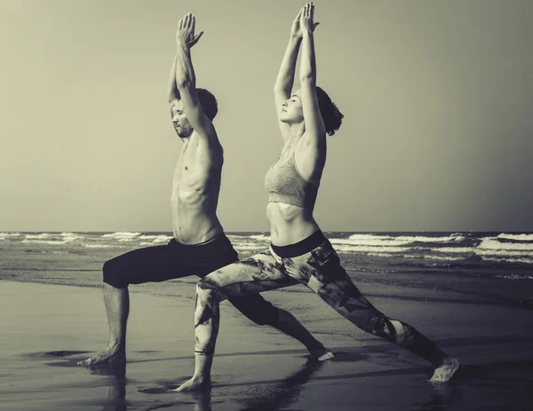 Människor som motionerar yoga — Stockfoto