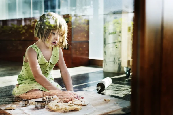 Девушка месит тесто для печенья — стоковое фото