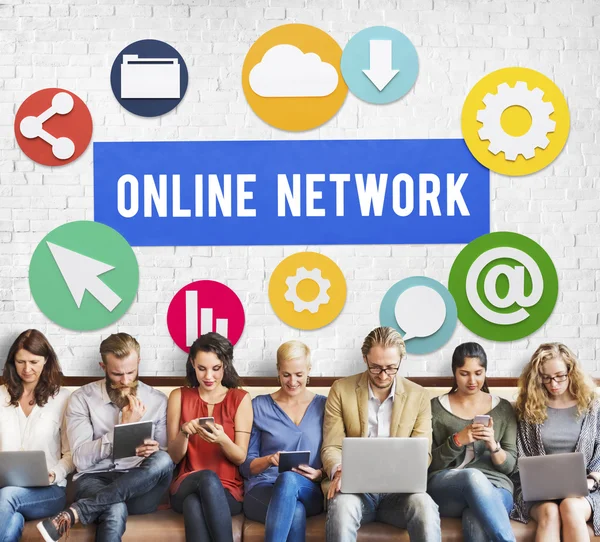 Folk sitter med enheter och Online-nätverk — Stockfoto