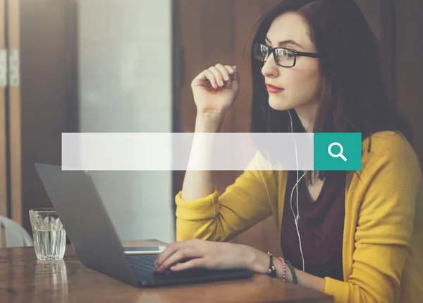 Mujer usando portátil en la oficina — Foto de Stock