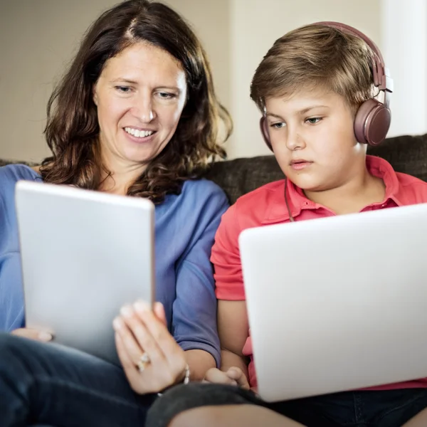 Moeder en zoon samen — Stockfoto