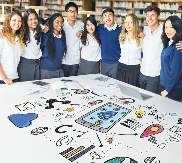 Grupo de diversidade de estudantes — Fotografia de Stock