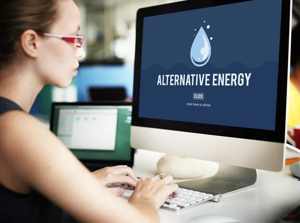 Zakenvrouw computer met alternatieve energie bezig — Stockfoto