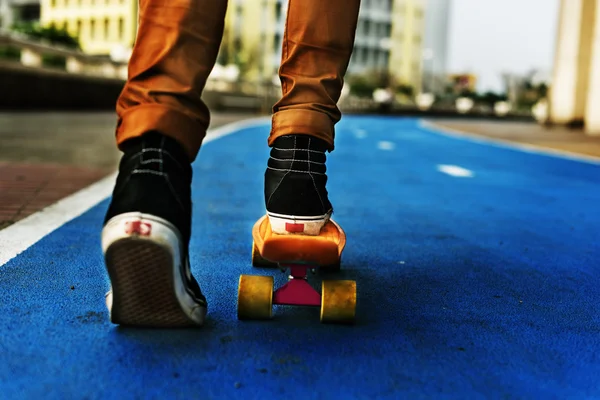 Skateboarder riding in street — Stock Photo, Image
