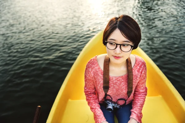 Asiatisk tjej med filmkamera — Stockfoto