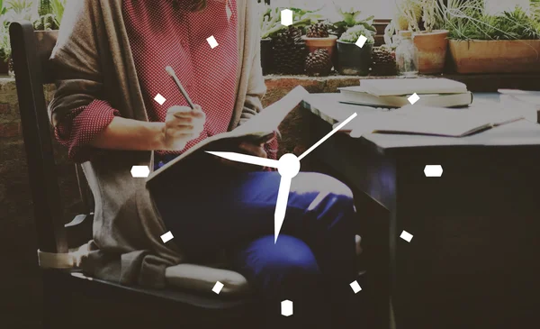 Femme écrivant des notes au bureau — Photo