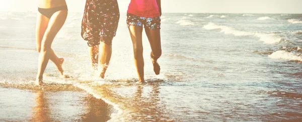 Vrienden op zomer strand — Stockfoto