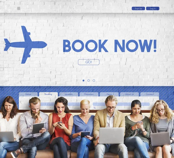 aygıtlar ve kitap şimdi ile insanlar oturup