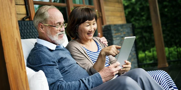 タブレットで遊ぶ大人のカップル — ストック写真