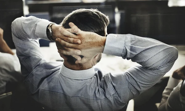 Empresário tendo cruzado mãos em nuca — Fotografia de Stock