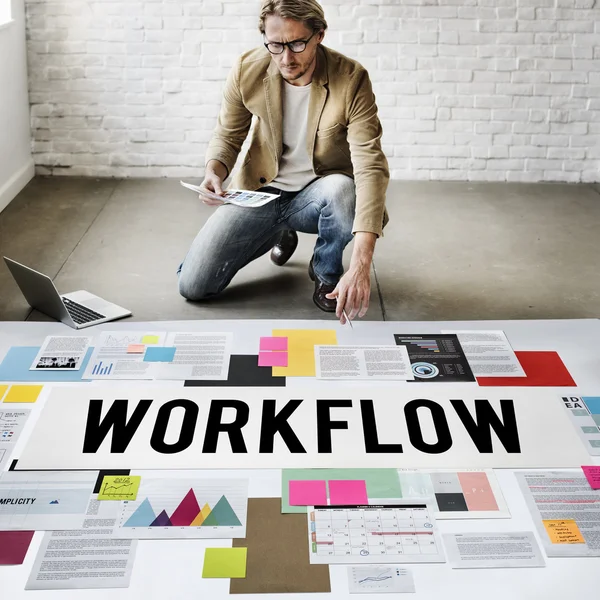 Empresário que trabalha com fluxo de trabalho — Fotografia de Stock