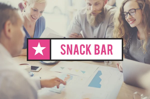 Personas discutiendo sobre Snack Bar — Foto de Stock