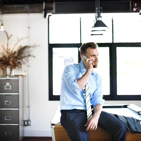 Uomo d'affari che utilizza il telefono — Foto Stock