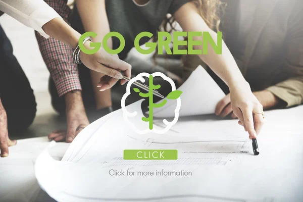 Diseñadores que trabajan con póster y van verde —  Fotos de Stock