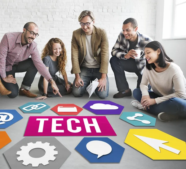 Designer che lavorano con poster e Tech — Foto Stock