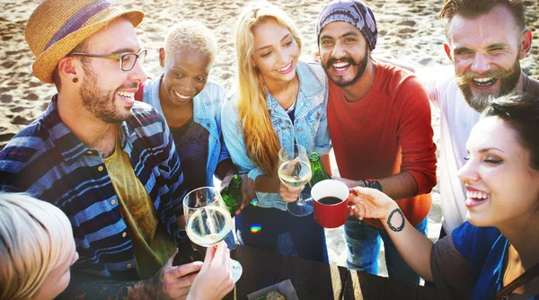 Amigos bebendo cerveja ao ar livre — Fotografia de Stock