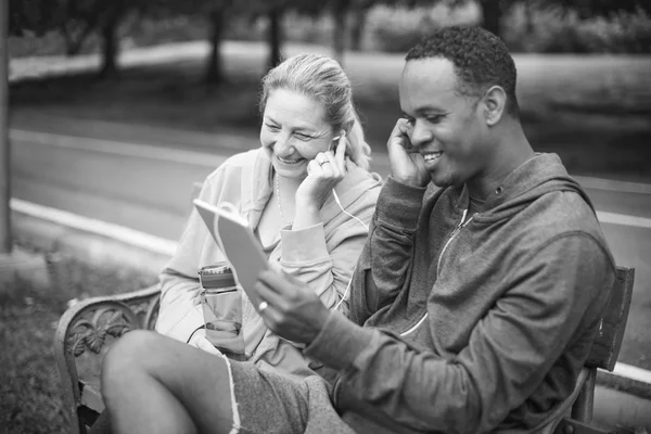 Pareja escuchando música juntos — Foto de Stock