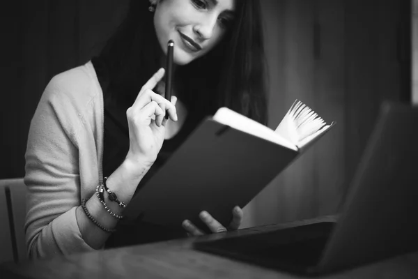 Mujer leyendo cuaderno — Foto de Stock