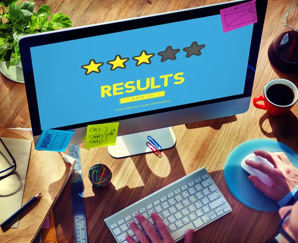 Bilgisayar kullanan adam