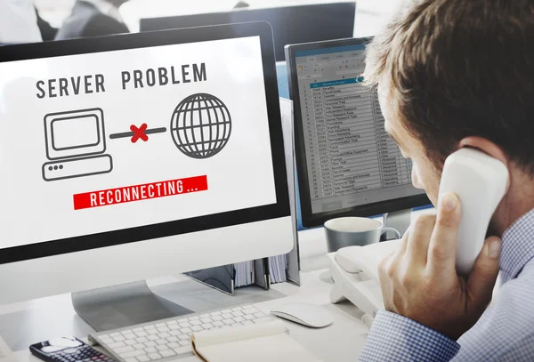 Geschäftsmann arbeitet an Computer mit Serverproblem — Stockfoto