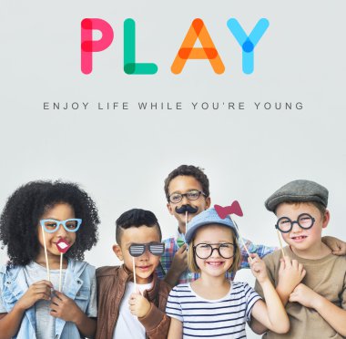 Çocuklar gülüyor ve eğlenin