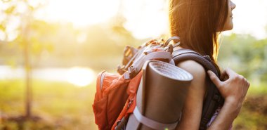 kız sırt çantası ile seyahat 