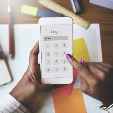 Telefonu kullanan kadın. 