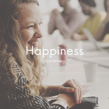 Toplantı ve mutluluk gülümseyen iş kadını