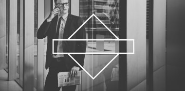 İş adamı telefonda konuşuyor. 