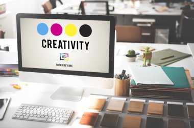 Bilgisayar ofis masasında.