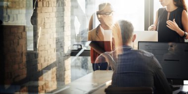 Bilgisayar kullanan iş adamları 