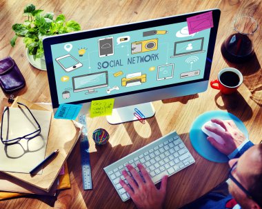 Bilgisayar kullanan adam