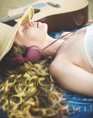 Müzik dinleyen kız