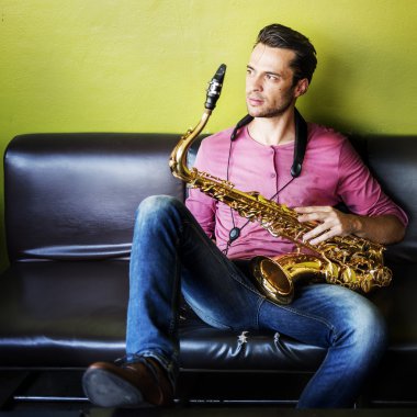 Saksafon tutan jazzman