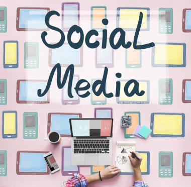 laptop ile çalışan kişi 