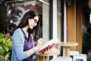 Güzel Bayan yazılı not defteri olarak