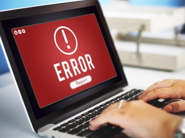 Laptop klavyesinde yazan kişi