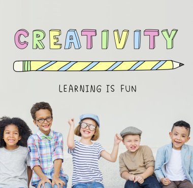 Çocuklar gülüyor ve eğlenin